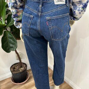 Levis Ribcage Straight Size 29 in Dark Wash